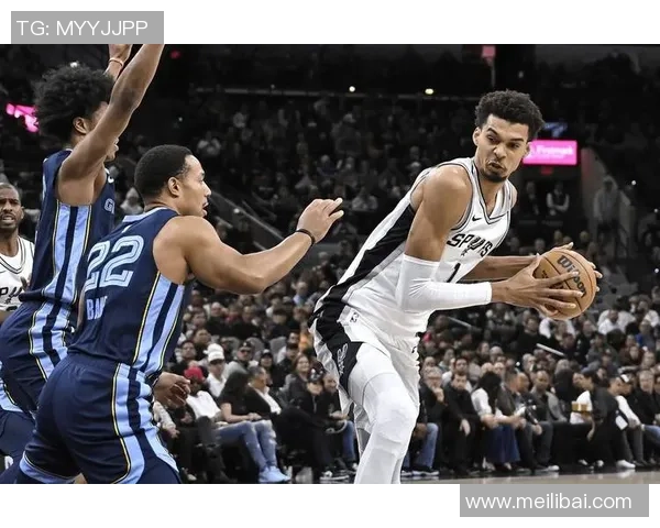 马刺与灰熊季后赛第三场激战回顾球员表现与战术分析